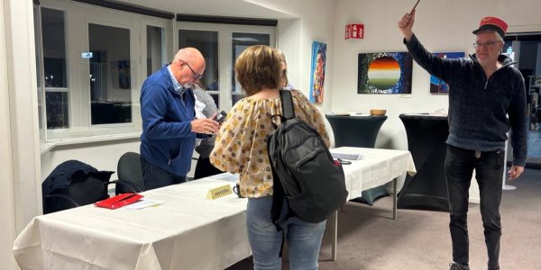 Foto: Deze mensen gingen al vroeg ‘Kleur Bekennen’ bij dit nieuwe stembureau