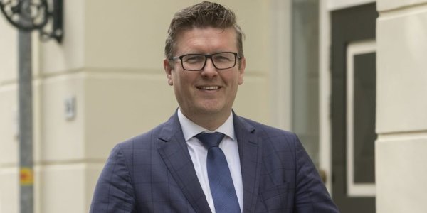 Foto: Burgemeester Oosterwijk uit Ridderkerk informateur in Barneveld