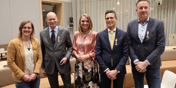 Foto: Koninklijke onderscheidingen bij afscheid Nijkerkse raadsleden