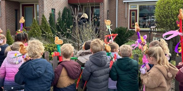 Foto: Kinderen van De IJsvogel verrassen buurt met Palmpasenoptocht