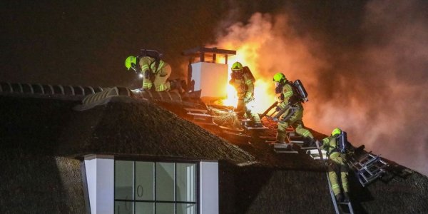 Foto: Uitslaande dakbrand na onweersklap: woning in Barneveld onbewoonbaar