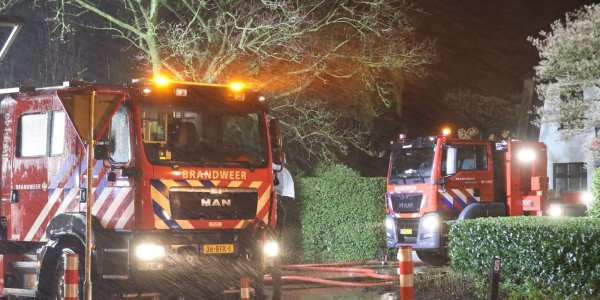 Foto: Uitslaande dakbrand na onweersklap: woning in Barneveld onbewoonbaar