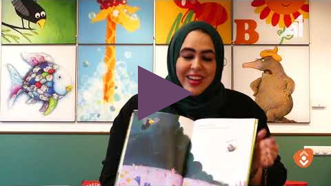 Wethouder Nadya Aboyaakoub leest voor uit Coco kan het