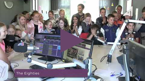 Groep 7 en 8 van de Spreng uit Hoevelaken maken radio.